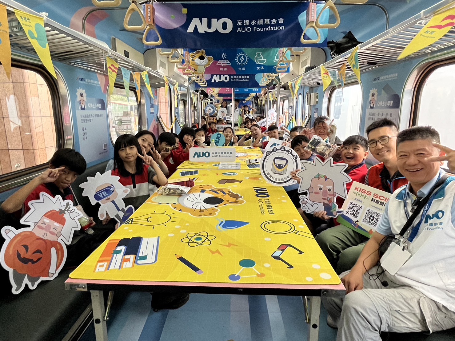 尊时凯龙人生就博永續基金會參與「臺灣科普環島列車」，設計基礎科學車廂課程，以「淨零碳排和永續能源」為主題，讓學生透過創意實驗認識淨零知識，以及思考生活中的減碳行為