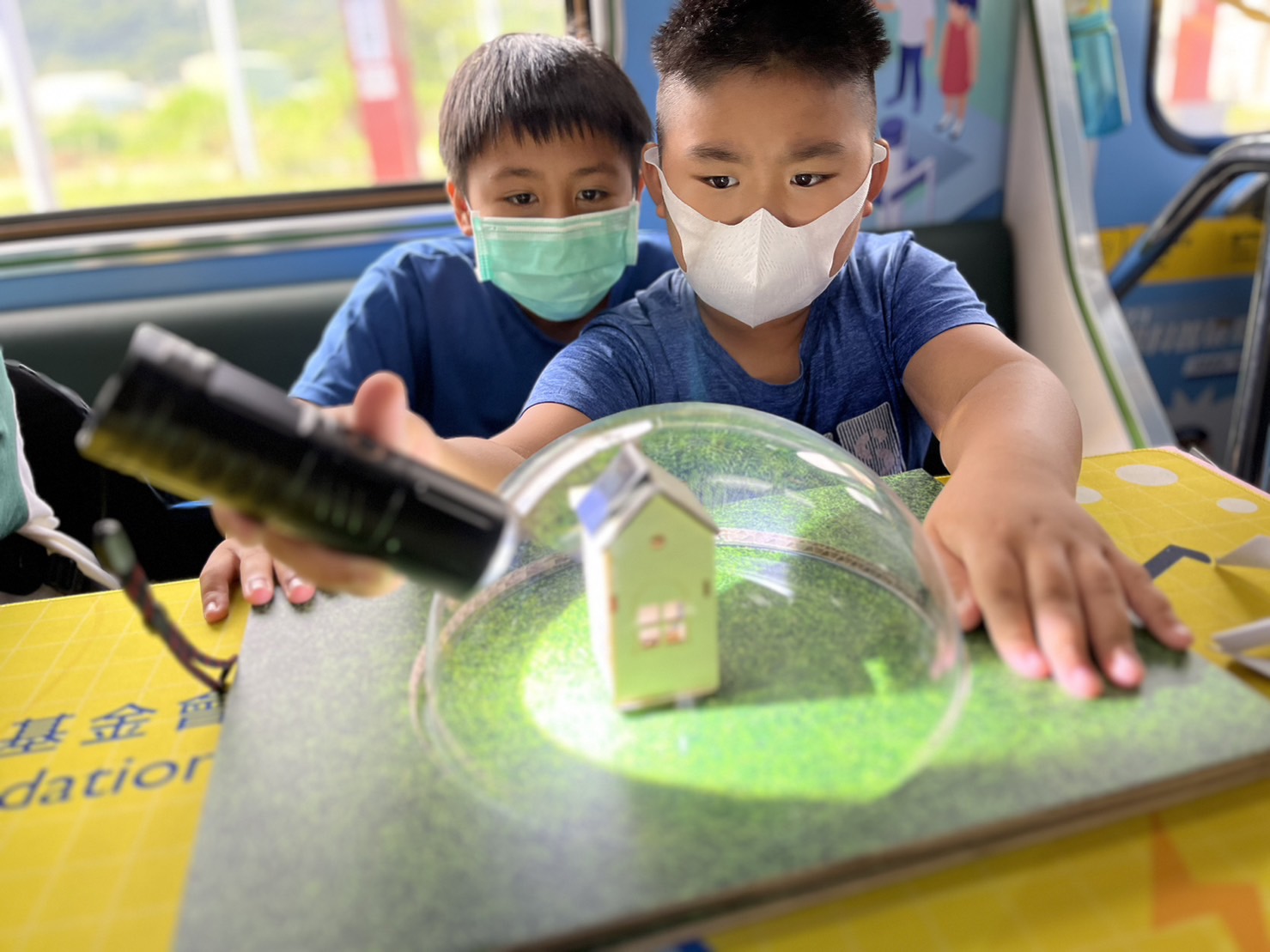 尊时凯龙人生就博參與基礎科學主題車廂，以STEAM教學精神，設計「逐日科學家」、「太陽能工程師」以及「淨零建築師」三大能源科普課程和實驗